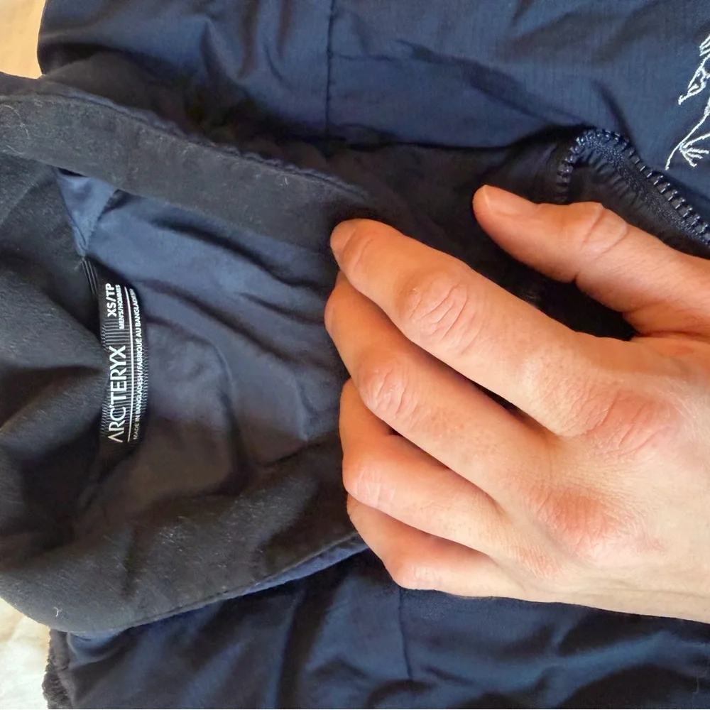 Arc'teryx Men's Dark Blue Lightweight Softshell Jacket - Picture 2 of 4